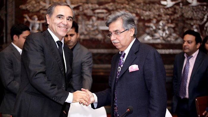 Ο Eugenio Razelli (αριστερά), CEO της Magneti Marelli και ο Pawan Munjal της Hero κατά την ανακοίνωση της συμφωνίας.