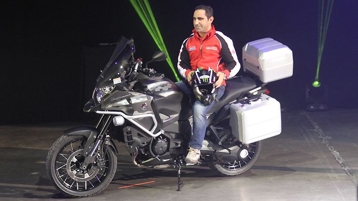 Ο αναβάτης της Team HRC, Paulo Concalves, ήταν εκείνος που έφερε το ανανεωμένο Crosstourer επί σκηνής στο Μιλάνο.  