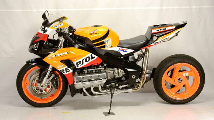 Ο Cedric Smith είναι ένας υπάλληλος της αμερικανικής αντιπροσωπείας της Honda που μετέτρεψε ένα τρακαρισμένο Gold Wing στο μοντέλο της φωτογραφίας. 