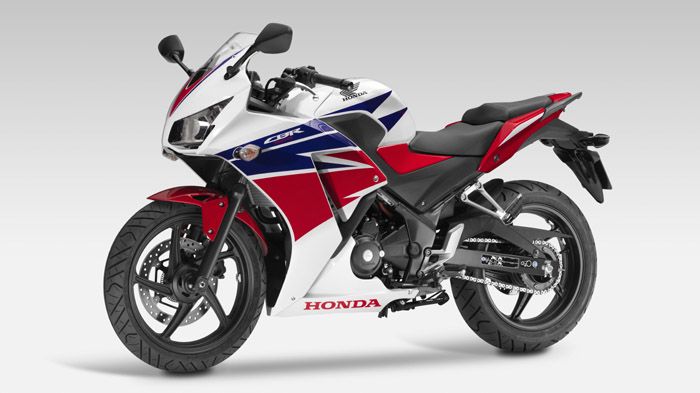 Σύμφωνα με ανεπίσημη ανακοίνωση της Honda, η παραγωγή του CBR 300R θα καθυστερήσει και η μοτοσικλέτα θα είναι διαθέσιμη στα τέλη του 2014.