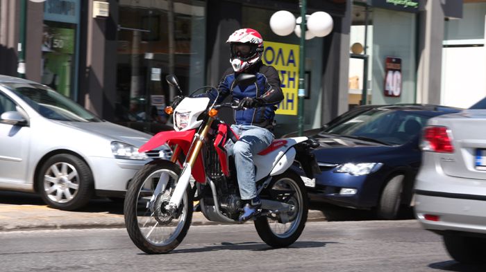 Μέσα στην πόλη, το CRF 250L θα ξεχωρίσει με τον ελαστικό του κινητήρα, τις μαζεμένες διαστάσεις και το χαμηλό του βάρος. 