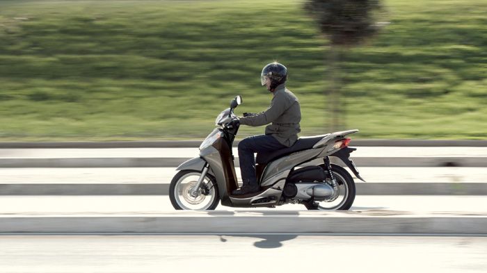To Honda SH 300i εκπλήσσει με την ευελιξία και τη συμπεριφορά του που θυμίζουν αντίστοιχες παπιού. 