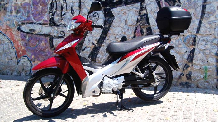 Δώρο ένα Top Case 26 λίτρων αλλά και τα τέλη κυκλοφορίας κάνει η Honda με την αγορά ενός καινούριου Wave 110i.