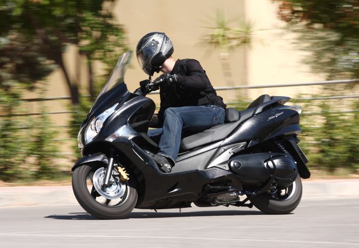 Στο δρόμο, το Honda SW-T600 κινείται με ευελιξία σε χαμηλές και μεσαίες ταχύτητες ως απόρροια των μικρών του τροχών.	