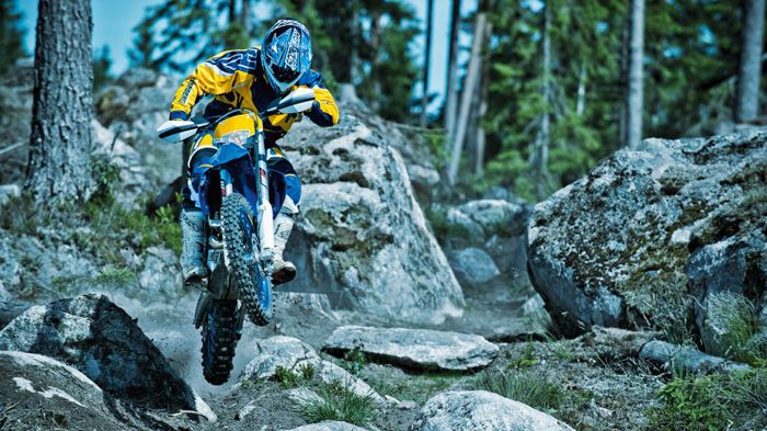 Τα επετειακά Husaberg του 2014, τα τελευταία στον παραδοσιακό κίτρινο-μπλε χρωματισμό, είναι διαθέσιμα και στην Ελλάδα.
