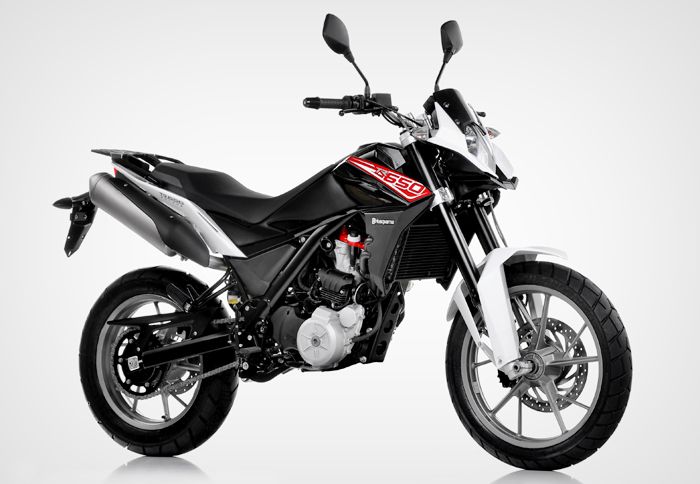 Το TR 650 Strada είναι η έκδοση για το δρόμο. Διαθέτει χαμηλότερες αναρτήσεις, αλλά και ABS στον στάνταρ εξοπλισμό.