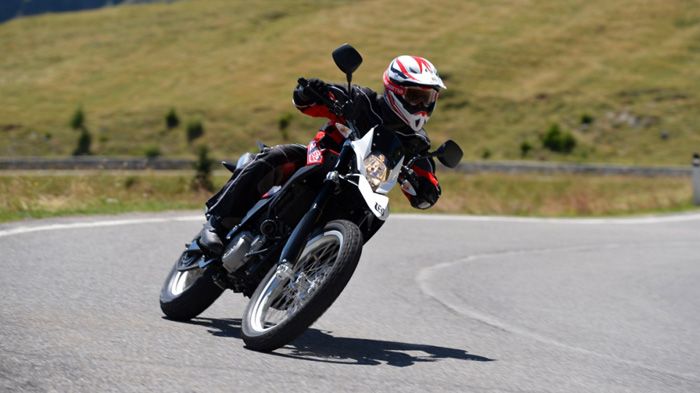 Το Husqvarna TR 650 Terra διαθέτει ακτινωτούς τροχούς 21 και 17 ιντσών, καθώς και ABS. 
