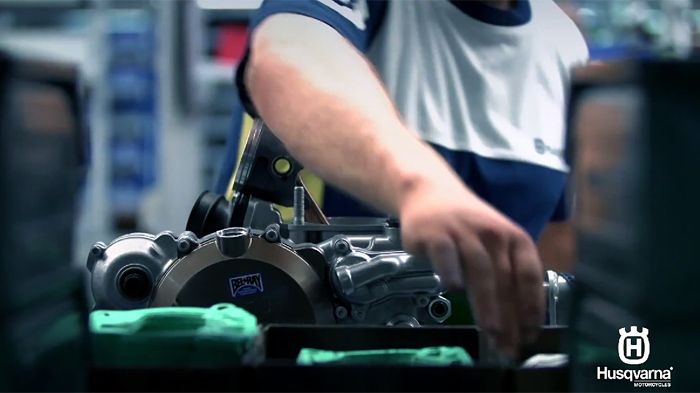 Εκατόν έντεκα χρόνια ιστορίας γιορτάζει η Husqvarna, και μας υπόσχεται συνέχιση της ένδοξης πορείας της.