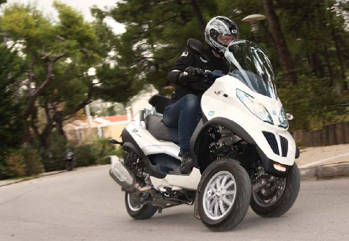 Το MP3 300 LT Hybrid θα κινηθεί με άνεση μέσα στην πόλη και έξω απο αυτή, με χαρακτηριστικό τις αυξημένες επιδόσεις. 