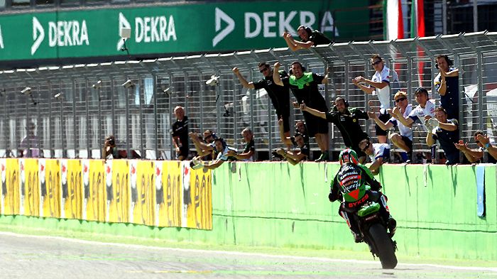 Με δύο άνετες νίκες στην Imola ο Tom Sykes πέρασε στην κορυφή του πρωταθλήματος επωφελούμενος και από τα άσχημα αποτελέσματα των αντιπάλων του.