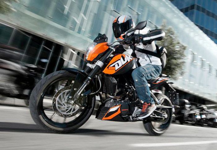 Η ζήτηση του KTM Duke 200 στις αναπτυσσόμενες αγορές είναι τόσο μεγάλη που οι υπεύθυνοι αναβάλλουν το ντεμπούτο της μοτοσικλέτας στην Ευρώπη!