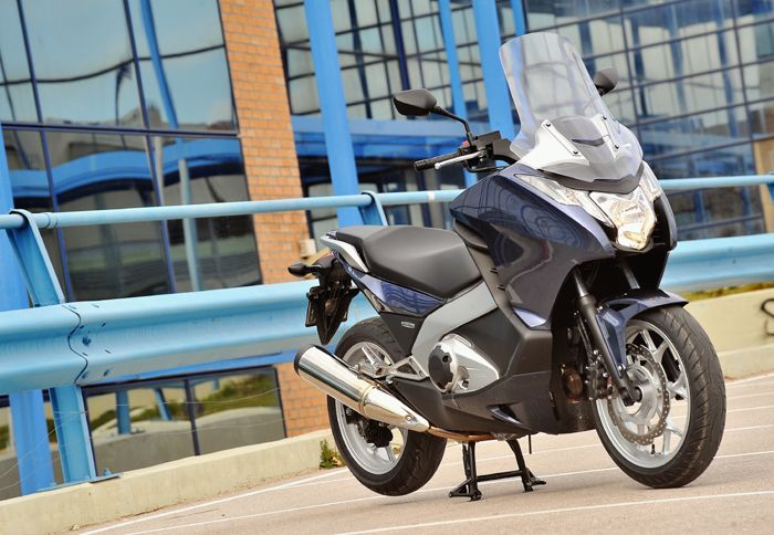 Σίγουρα εντυπωσιάζει, ακόμα και σταματημένο. Μεγάλη μετωπική επιφάνεια, που προσφέρει άριστη προστασία.
