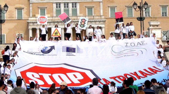 Το flash-mob διοργανώθηκε από το (Ι.Ο.ΑΣ.) «Πάνος Μυλωνάς» στο πλαίσιο της Παγκόσμιας Εβδομάδας Οδικής Ασφάλειας του ΟΗΕ.