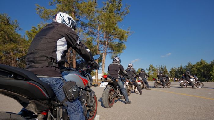 Το σεμινάριο του ΙΟΑΣ φιλοξενήθηκε στην Αεροπορική Βάση Δεκέλειας, με τη συμμετοχή παρατηρητών από την Ελληνική Λέσχη MOTO GUZZI. 