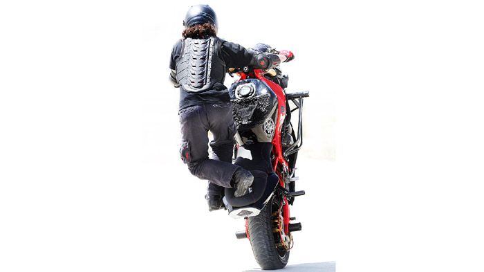 Γιάννης Jtd GSXR. Έλληνας stunt-rider, εν ώρα προπόνησης, στην Αθήνα. Και η προπόνηση, φέρνει αποτελέσματα.