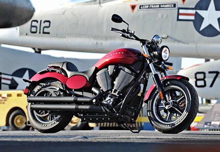 Το στιλ του δικαστή θυμίζει ιδιαίτερα τη μοτοσικλέτα V-Rod της HD, αλλά σε μια περισσότερο ρετρό, ανεπεξέργαστη έκδοση.