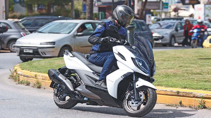 Λίγο πιο ελαφρύ, αρκετά πιο κοντό και με φρέσκια αισθητική το νέο K-XCT φαίνεται να συμπληρώνει ιδανικά την γκάμα της Kymco.
