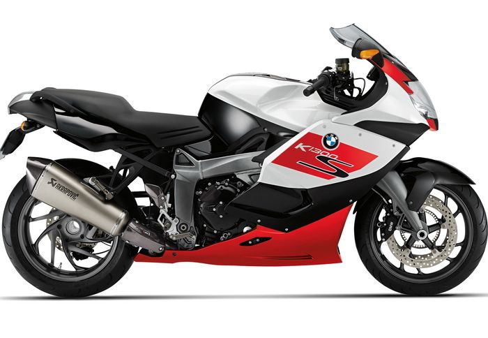 Η ειδική εορταστική έκδοση της K 1300 S, για τα 30 χρόνια της σειράς Κ, έρχεται σε μια πανέμορφη sport τριχρωμία.