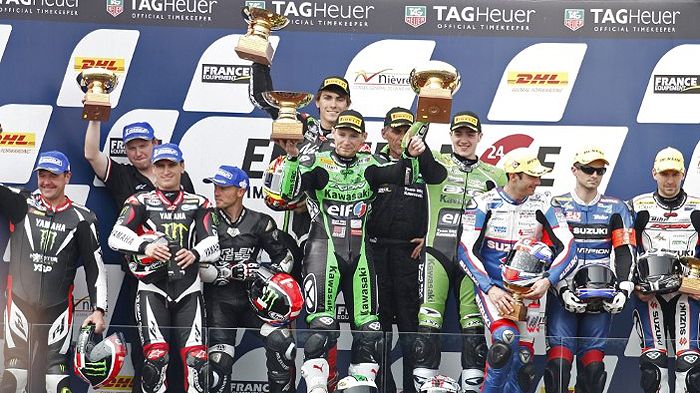 Οι αναβάτες της Kawasaki πανευτυχείς στο πρώτο σκαλί του βάθρου για τον 24ωρο γαλλικό αγώνα αντοχής.