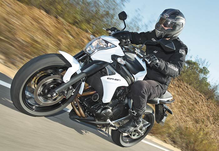 Στρίβει γρήγορα και διασκεδαστικά σε δρόμο με στροφές. Το φαρδύτερο τιμόνι προσφέρει καλύτερο έλεγχο σε σχέση με το προηγούμενο ER-6n.
