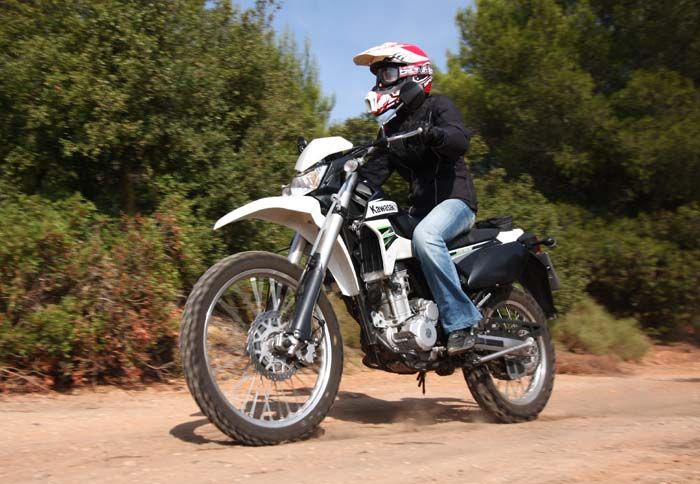 Δύσκολο να του αρνηθείς μια εντουράδα. Αν στην άσφαλτο είναι παπί, στο χώμα μπορεί να γίνει και... κατσίκι!