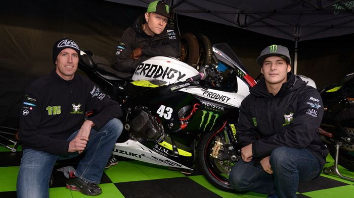 Στο κέντρο, πίσω από τη μοτοσικλέτα, ο Keith Flint των Prodigy. Αριστερά είναι ο Mercer, και δεξιά ο Rispoli.