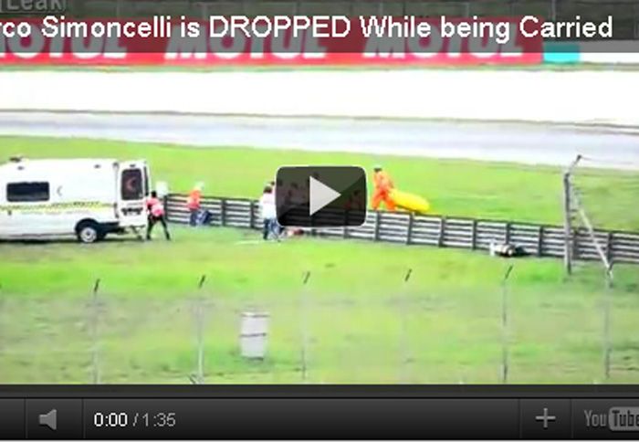 Ένα νέο ερασιτεχνικό βίντεο κυκλοφόρησε στο διαδίκτυο που δείχνει όλη τη διαδικασία μεταφοράς του Marco Simoncelli από την πίστα μέχρι και το ασθενοφό
