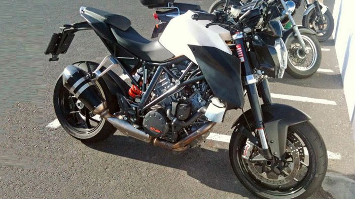Πρόκειται για το μοντέλο παραγωγής του KTM 1290 Super Duke, το οποίο θα είναι πιο συνηθισμένο από το concept που είδαμε στην EICMA του 2012.