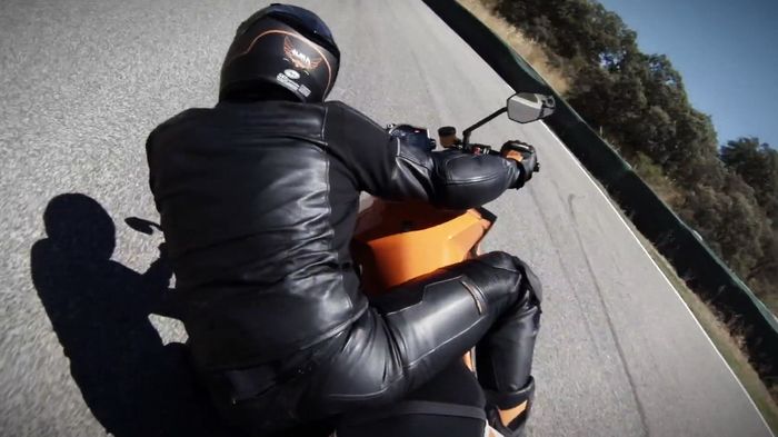 Το γυμνό τέρας των 1290 κυβικών εκατοστών από την ΚΤΜ, ο ολοκαίνουργιος τρισμέγιστος Δούκας της υπερβολής, σύντομα κοντά μας.