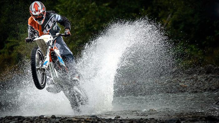 Ηλεκτροσόκ από τις επιδόσεις του Freeride E, το οποίο παρουσιάστηκε αυτές τις ημέρες, ως έτοιμο μοντέλο παραγωγής, σε 2 εκδόσεις, μια για πίστα, και μ