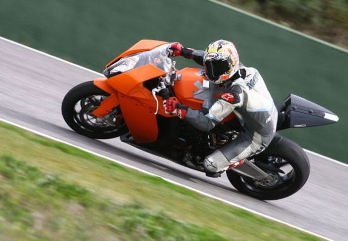 O συνεργάτης μας, Jeremy McWilliams,δοκιμάζει το νέο Superbike της ΚΤΜ RC8!