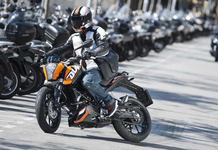 Στο νέο 200άρι Duke συναντάμε όλες τις ποθητές του Duke 690, όπως πλαίσιο, πιρούνι, δαγκάνα και ψαλίδι.