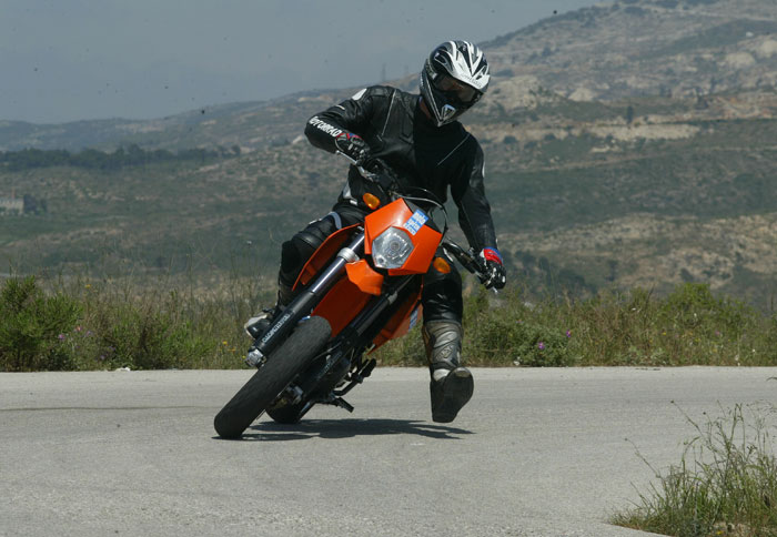 Οδηγούμε το KTM 640 LC4 SuperMoto