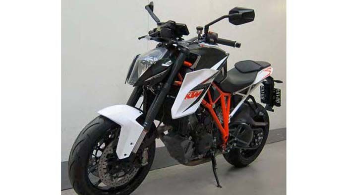 Στο διαδίκτυο διέρρευσαν δύο νέες φωτογραφίες του KTM Super Duke 1290R παραγωγής. 