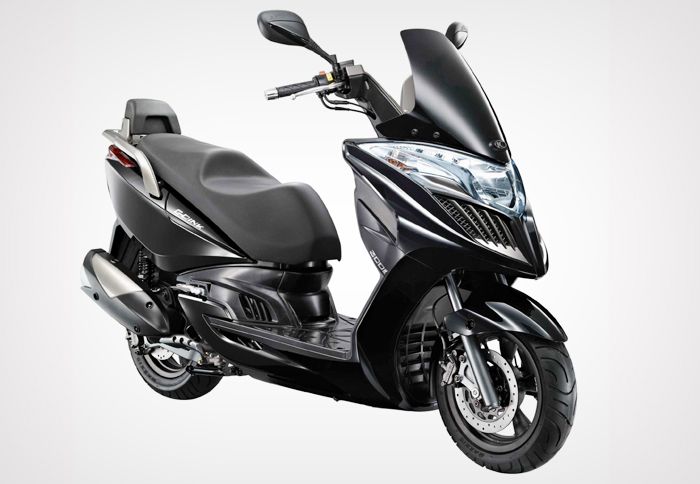 Η σημαντικότερη νέα άφιξη της Kymco είναι το G-Dink 300i, το οποίο κοστίζει 3.770 ευρώ.