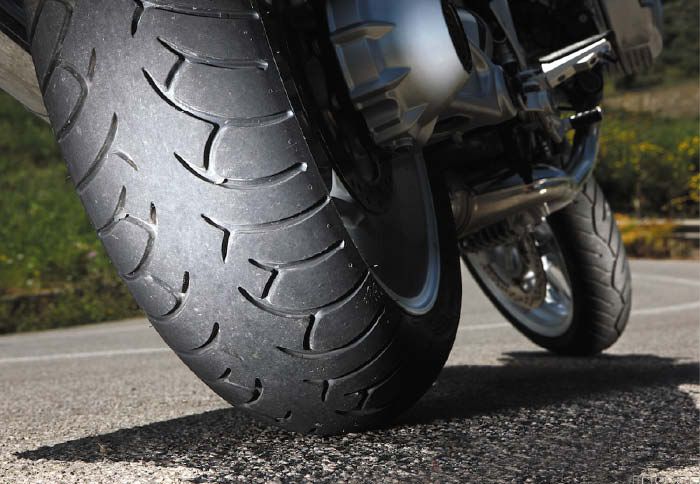 Τα ελαστικά είναι το μοναδικό μέρος της μοτοσικλέτας που έχει επαφή με την άσφαλτο.
