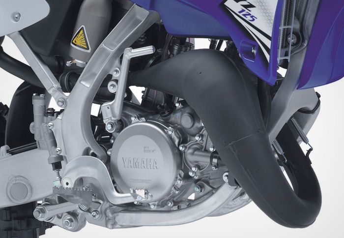 Σε ένα δίχρονο κινητήρα δεν υπάρχει κάποιο ειδικό σύστημα λίπανσης. Το λιπαντικό αναμειγνύεται με το καύσιμο μείγμα και στην πορεία λιπαίνει όλα τα εξ