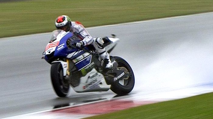 Ο πίσω τροχός έχει αρχίσει και χάνει την πρόσφυση του με πολλά, με τον φωτογράφο να μην προλαβαίνει καν να εστιάσει σωστά.