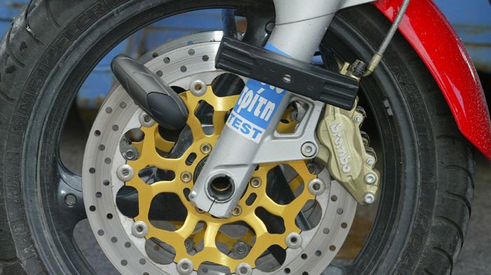 Συνδυάστε περισσότερες από μία κλειδαριές για να ασφαλίσετε τη μοτοσικλέτα σας και ποτέ – μα ποτέ – μην την αφήνετε ξεκλείδωτη, έστω και γ