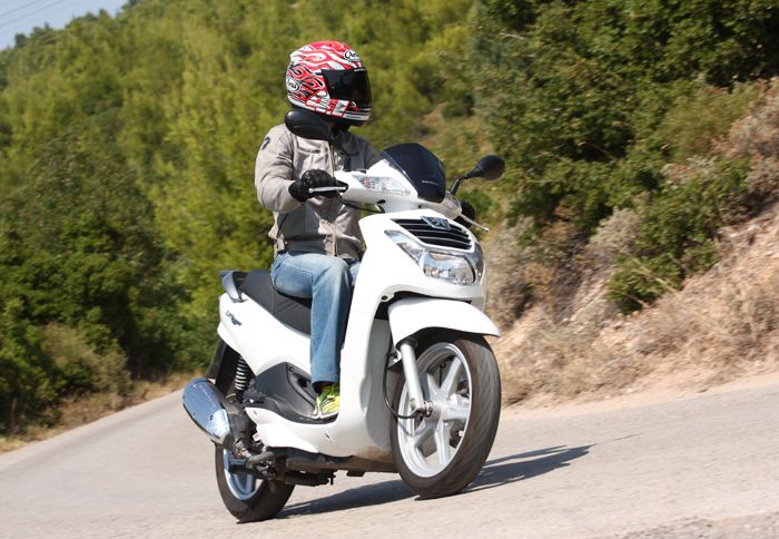 Το επαρκές γκάζι και οι σφιχτές του αναρτήσεις κάνουν ακόμη πιο διασκεδαστική τη διαδρομή του LXR 200 όταν συναντά στροφιλίκια.