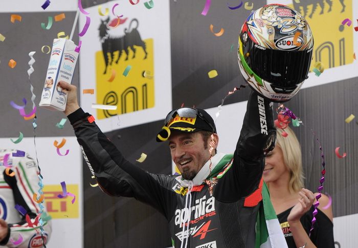 Συγχαρητήρια στον Biaggi, που στα 41 του χρόνια βάζει τα γυαλιά σε πολλά νέα ταλέντα. Ένας ακόμη παγκόσμιος τίτλος για αυτόν, και την Aprilia!