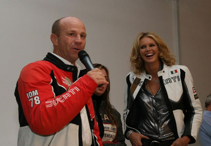 Elle McPherson και Riders for Health