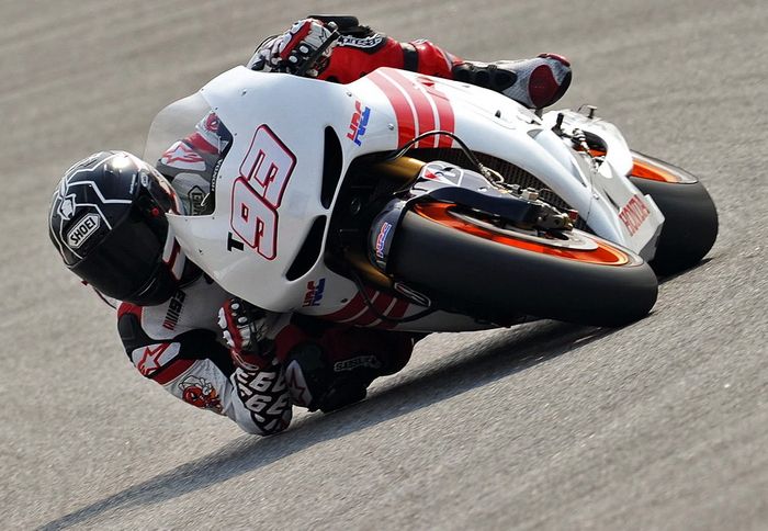 Τι θέλετε να ξύσει μετά; Για την ώρα ο Marquez ξύνει αγκώνες για πλάκα, ενώ την ίδια ώρα σπάει τα χρονόμετρα.