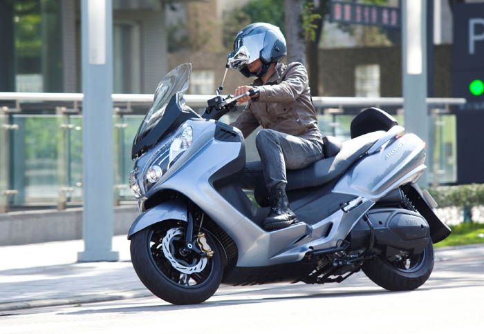 Το MAXSYM 400i της SYM ανέβηκε στην κορυφή των πωλήσεων στα mega scooters για το 2011.