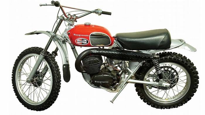 Η Husqvarna Moto-Cross 250, με την οποία συμμετείχε σε αγώνες ο Steve McQueen βρίσκεται σε πλειστηριασμό, με αρχική τιμή 50.000 δολαρίων. 