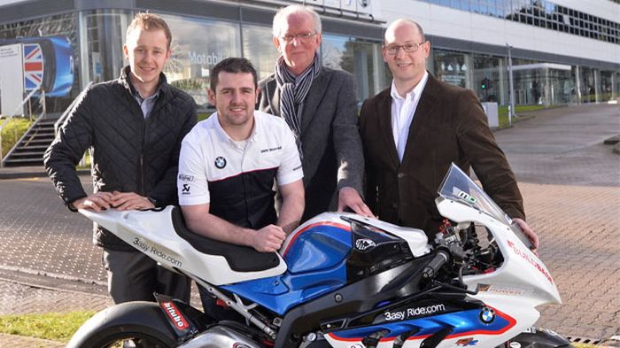 Ο Michael Dunlop, 2ος από αριστερά, με τους (α-δ) Steven και Stuart Hicken της Hawk Racing, και με τον Lee Nichols της BMW.