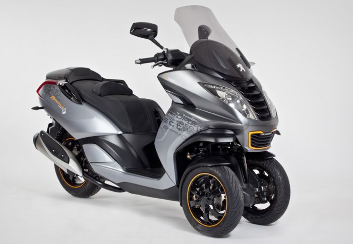 Ο κινητήρας των 400 κ.εκ. αποδίδει 35 ίππους και 3,8 kgm ροπής, με τελική ταχύτητα κοντά στα 150 χλμ./ώρα.