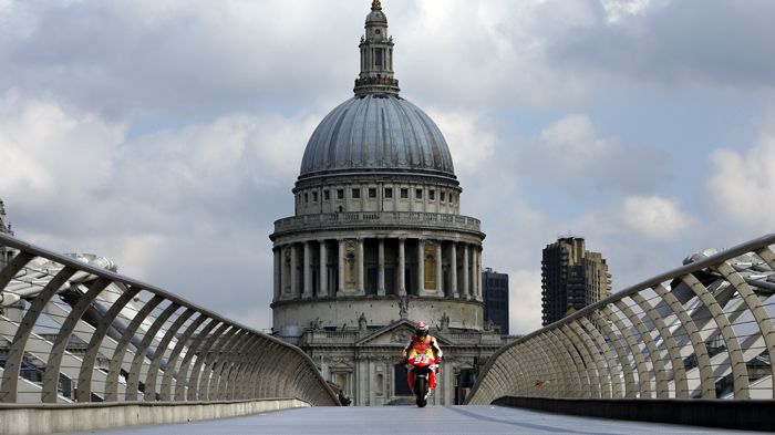 Ο Marc Marquez διασχίζει την διάσημη πεζογέφυρα Millennium Bridge, που ενώνει τις 2 άκρες του Τάμεση, κοντά στην γκαλερί Modern Tate.