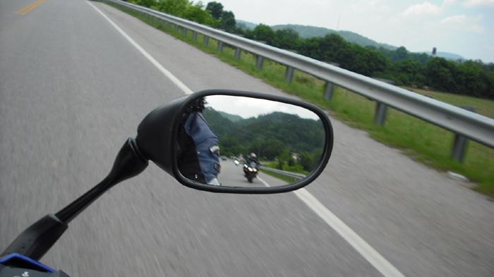 Ειδικά στην εθνική, όπου οι ταχύτητες είναι σαφώς μεγαλύτερες, θα πρέπει να κοιτάτε συχνά πίσω σας, όχι μόνο μέσα από τους καθρέφτες, αλλά και πάνω απ