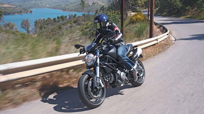 Το Ducati Monster 696 ABS αποτελεί ίσως το καταλληλότερο μοντέλο της ιταλικής εταιρείας για την ελληνική πραγματικότητα. 